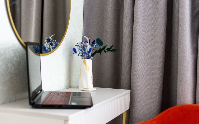 Kolibri Ryadom s Parkom Galitskogo Flat