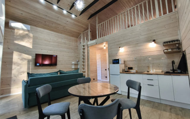 Частный дом с террасой и мангалом среди природы