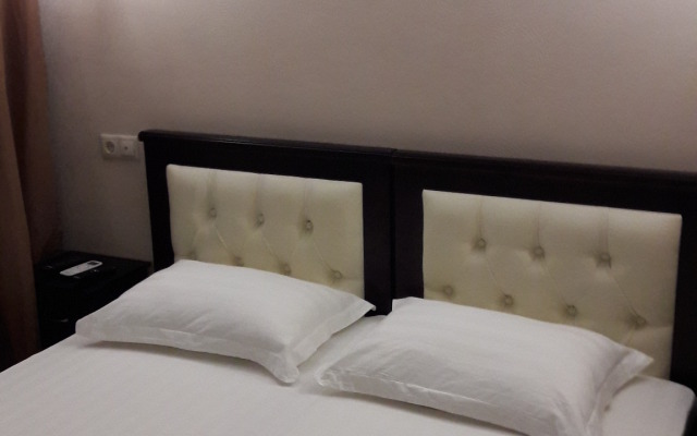 Den i Noch na Profsoyuznoy hotel