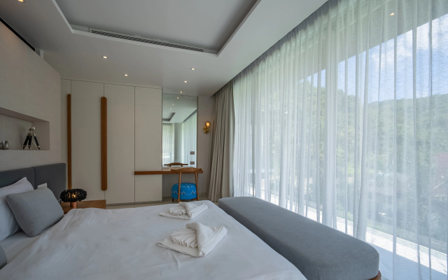 Luxury Infinity Pool Villa in Nai Harn Villa