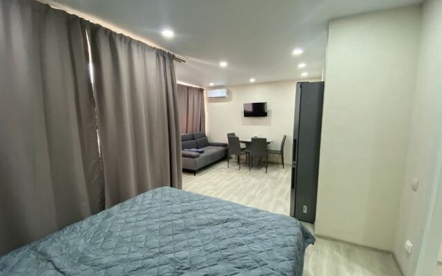 2/Well-appointed studio with mountain views