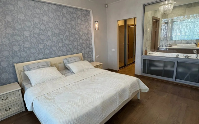 Bolshoy Lyuks s Dzhakuzi i Vidom na Gorod Flat