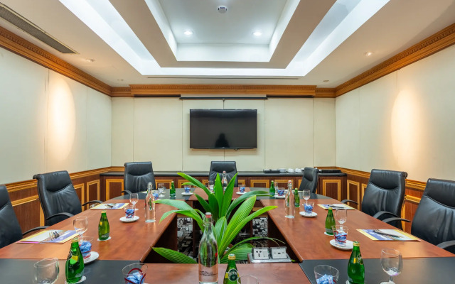 Hulhule Island Hotel
