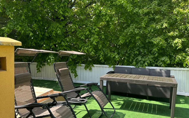 Tropicano Roskoshnye Dvukhkomnatnye s Shikarnoy Sobstvennoy Terrasoy Apartments
