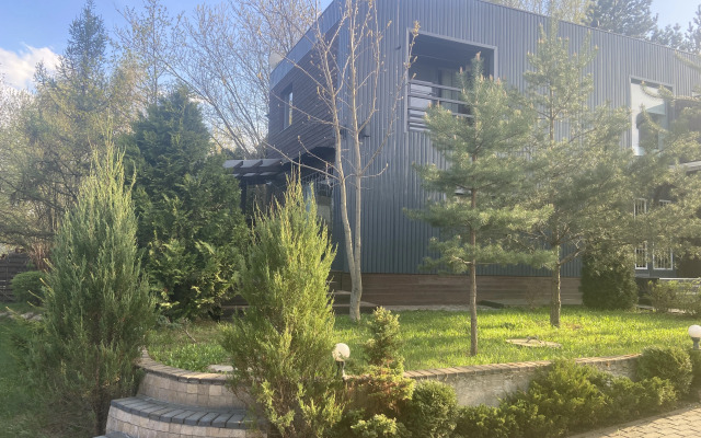 Частный дом cтильный уютный с камином на берегу реки