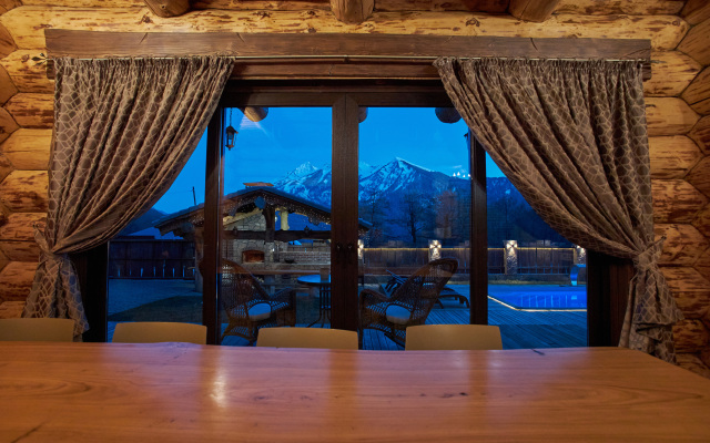 Kedr 750, 6 spalen, 15 gostej s Bassejnom i Banej Chalet