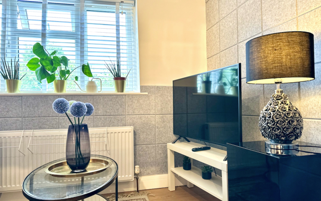 Damos Living - Superb Business En-Suite Studio Apartments
