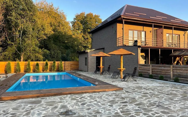 S baney, basseynom i mangalom Private house