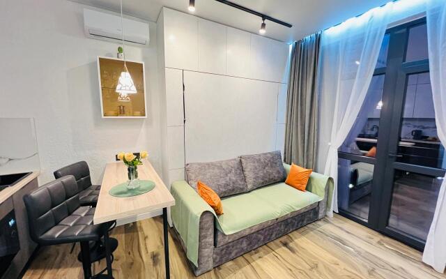 Studiya S Dizaynerskim Remontom S Baseynom I Balkonom Apartaments
