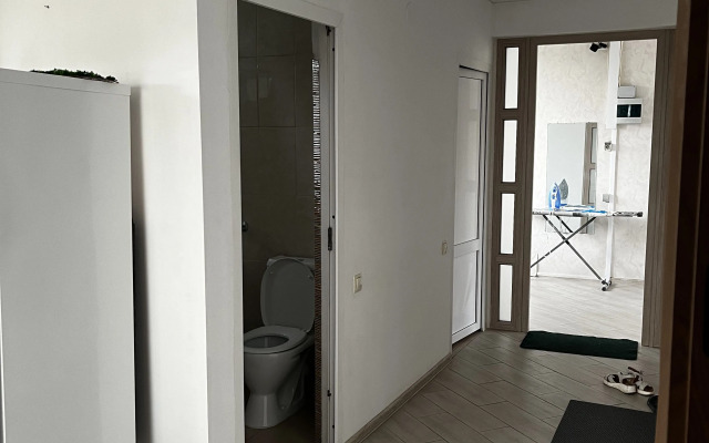 Trekhmestny S Sobstvennoy Vannoy Komnatoy Apartment