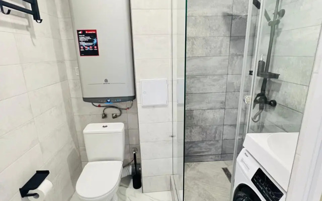 Tryokhkomnatnaya kvartira s vidom na basseyn Apartments