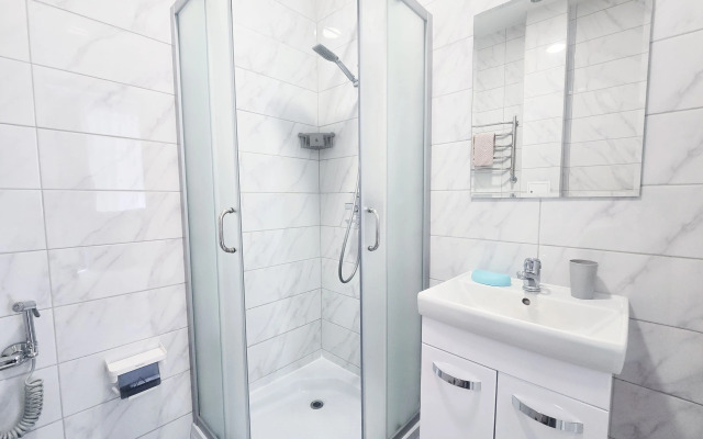 Na 1m etazhe so svoyey zonoy otdykha i oborudovannoy kukhney Flat