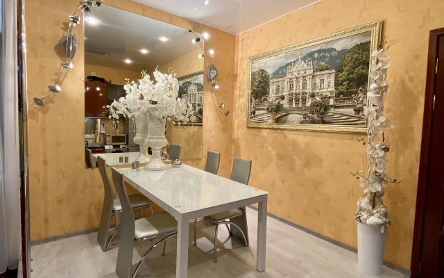 Bolshaya Dvukhkomnatnaya Na Lenina 18 Flat