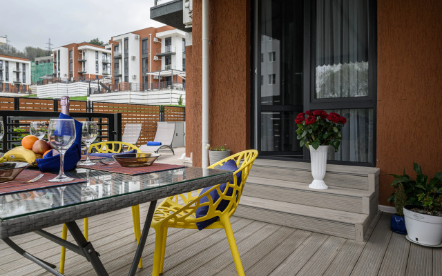 Belosnezhnaya Studiya U Morya S Lichnoy Terrasoy Apartments