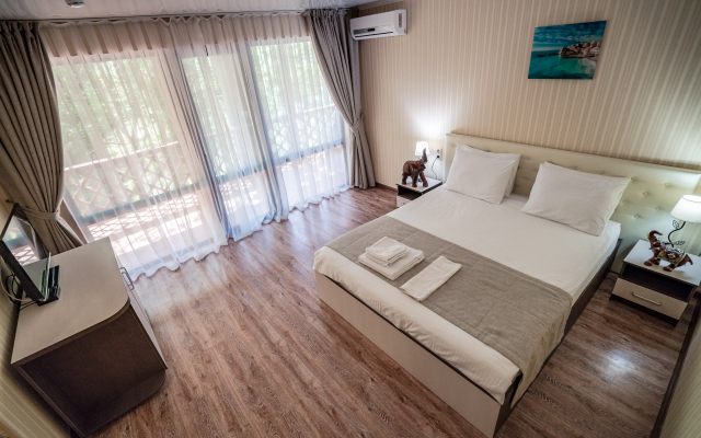 Green Wood Mini-Hotel