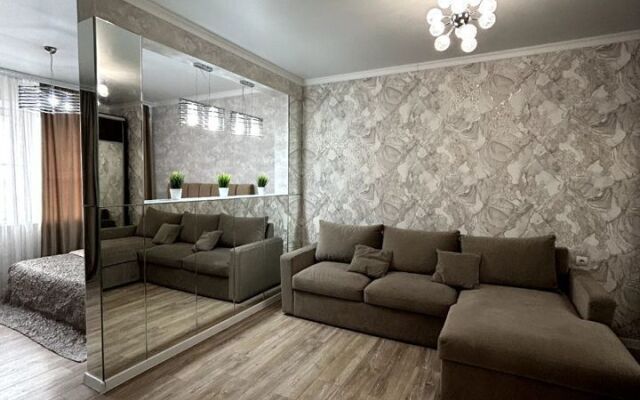Na Ulitse Latysheva 3l Flat