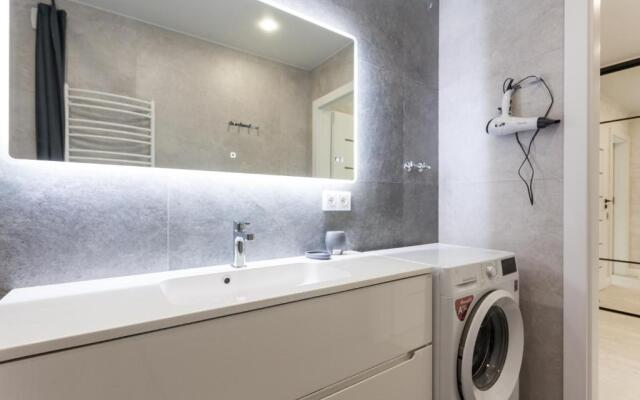 Tryohkomnatnyj Lyuks, centr, ploshchad' Pobedy, CHernyahovskogo 10A, Kolibri#10A Apartments