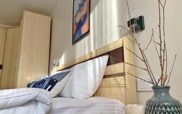 Na Topolinoj Allee s Prostornoj Kuhnej Flat