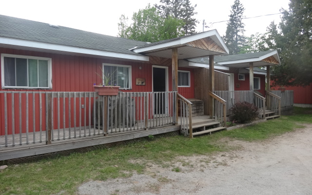 Курортный отель Ahmic Lake Resort