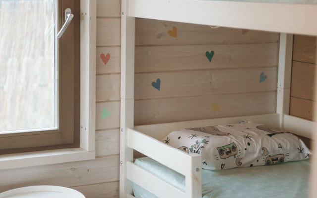 Частный дом с баней бочкой у воды и леса