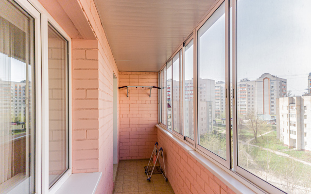 Dvuhkomnatnye v Svetlyh Tonah Vblizi Centra Goroda Apartments