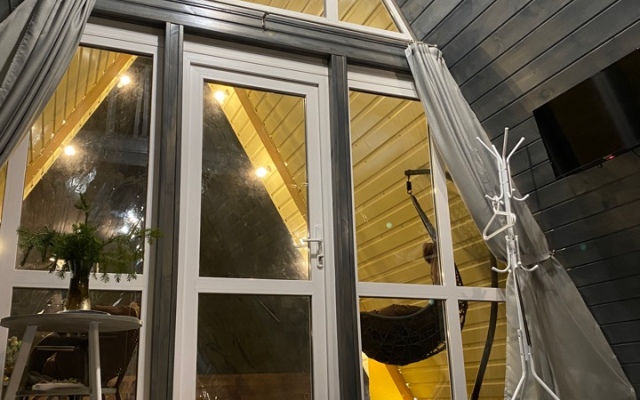 A frame Po Shchuch'emu veleniyu Seryj domik na beregu reki Privat House