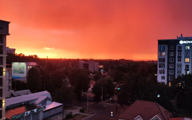 Kvartira Prostornaa Radom s Alleej Molodoj Gvardii