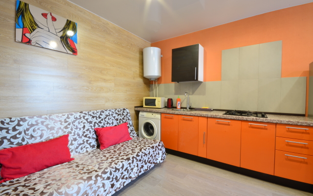 Na Naberezhnoy Na 9 Chelovek Flat