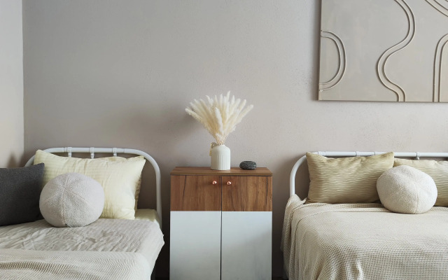 Dizaynerskaya dvushka u morya Flat