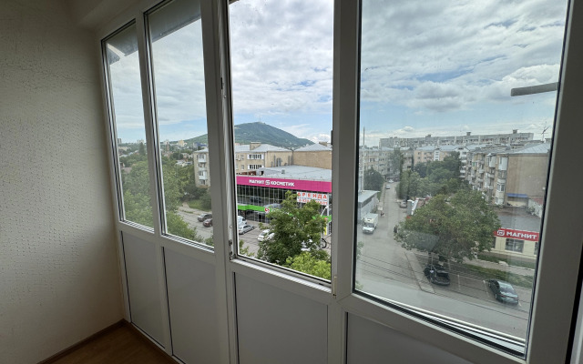 Апартаменты Уютная светлая 2-комнатная квартира с видом на Машук
