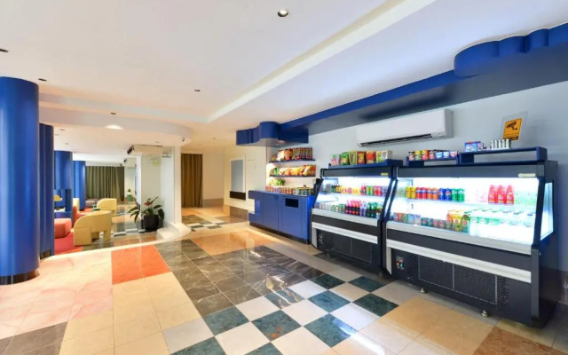 Отель The Grass Serviced Suites