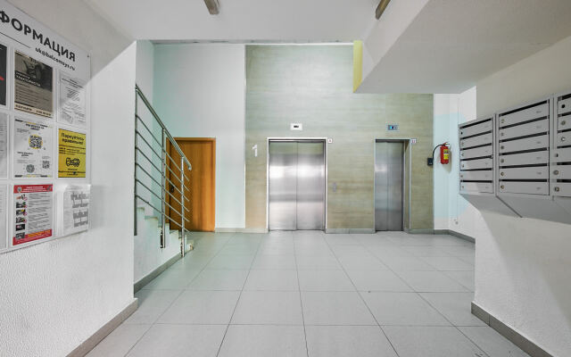 S panoramnym vidom na gorod Flat