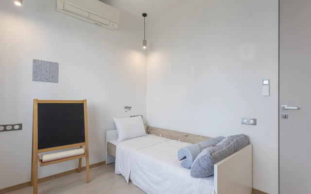 Roskoshnaya dvukhurovnevaya kvartira s sobstvennoy terrasoy Flat