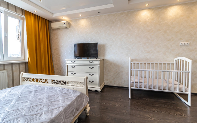 Квартира Просторная двухкомнатная недалеко от парка Галицкого