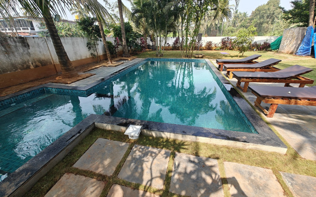 SOLS Backyard Bungalow
