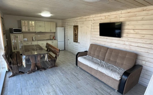 S baney basseynom i mangalom na beregu reki Private house
