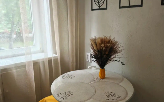 Uyutnoe mesto u Rybnoj derevni Flat