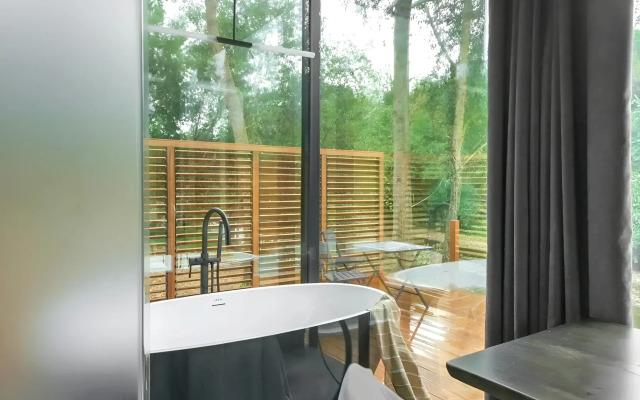 Private House na Beregu Reki s Avtorskim Dizaynom