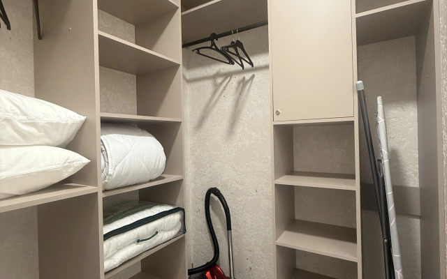Dizaynerskaya S Vidom Na Reku Flat