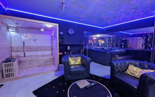 La Gold Room Apartments