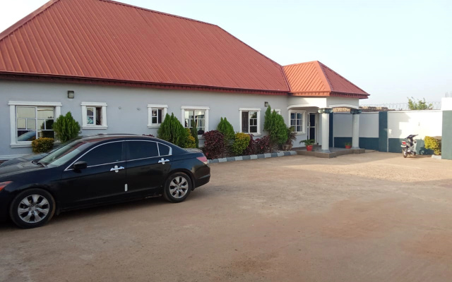 Отель Four Diamonds Suites