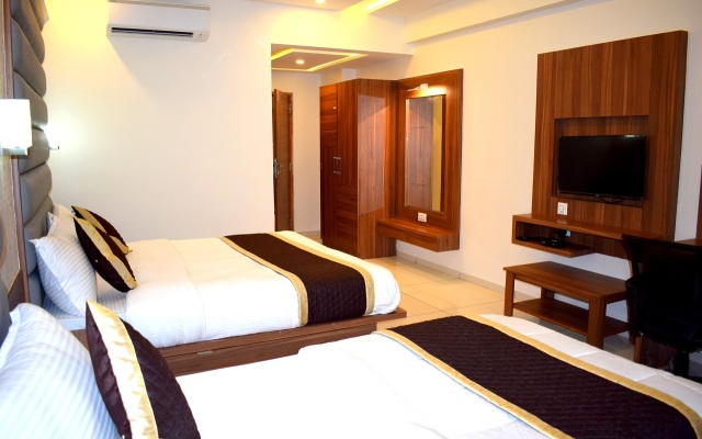 Royal Square by Sky Stays Hotel