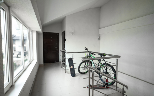 V Klubnom Komplekse s Basseynom Flat
