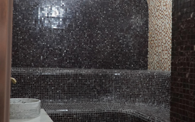 Golden Dragon Hotel & Spa