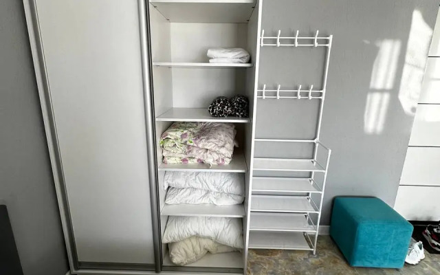 Uyutnaya Studiya S Balkonom I Basseynom Vo Dvore Flat