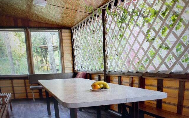 Dom S Enotami  Nadezhda Guest House