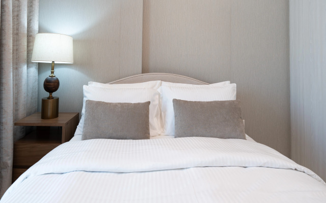 Keyrock Living Lakeview Escape in Business Bay Apartments