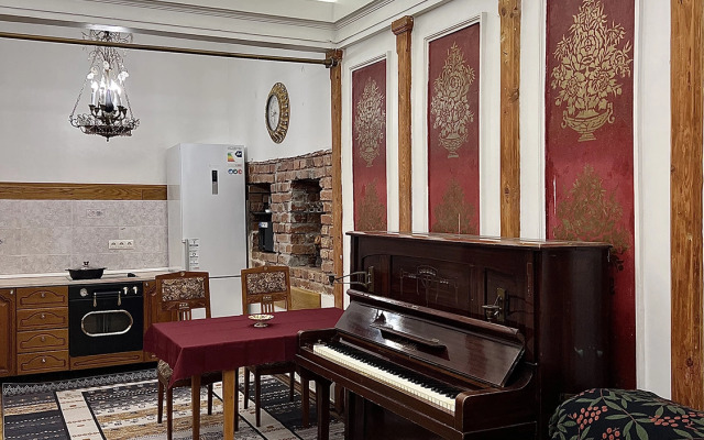 Квартира с антикварной мебелью