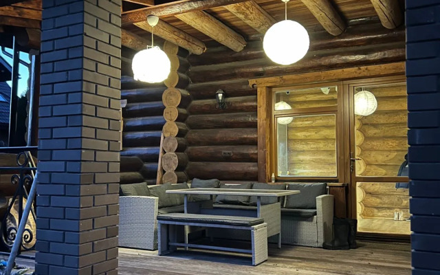 Uyutny dom v lesu u reki Private house