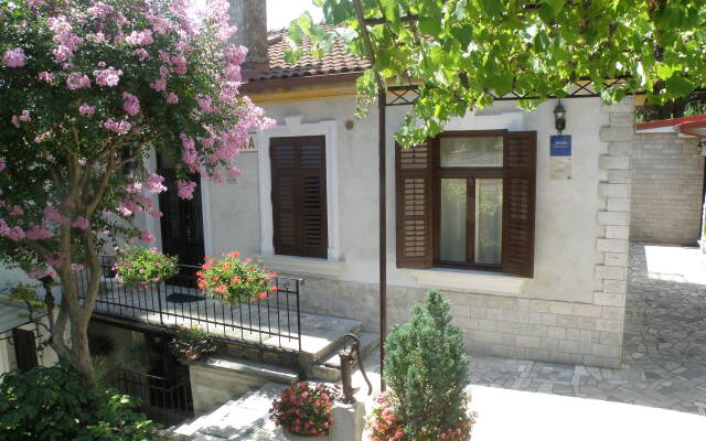 Villa Salona Apartments